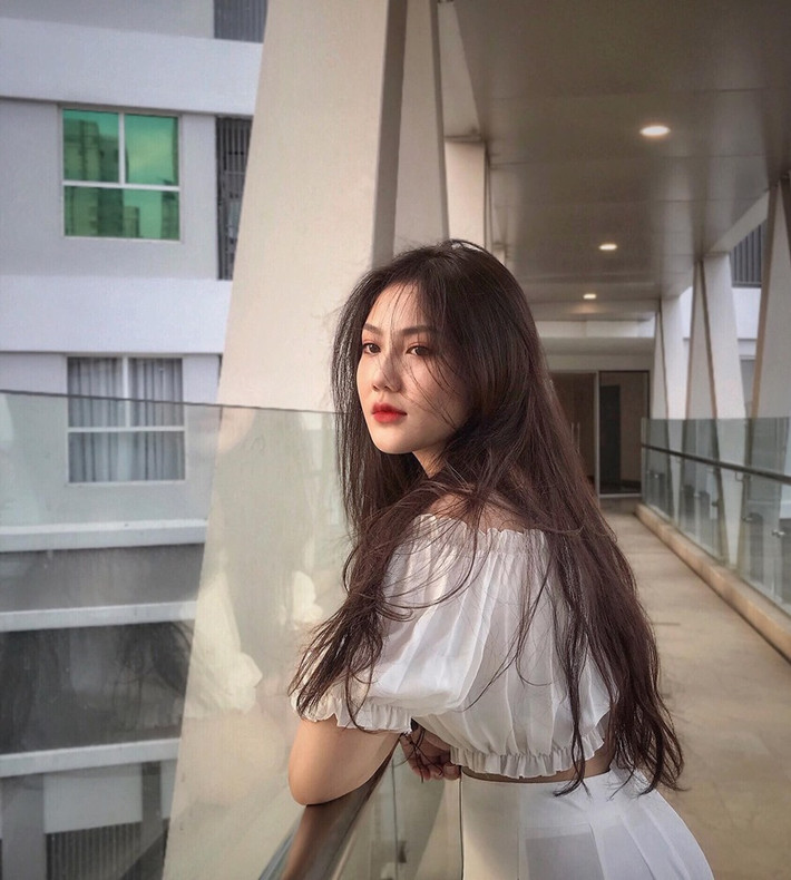 Được biết, ngôi trường nơi Vy đang theo học có rất nhiều nữ sinh đẹp nổi tiếng và chăm ngoan học giỏi.
