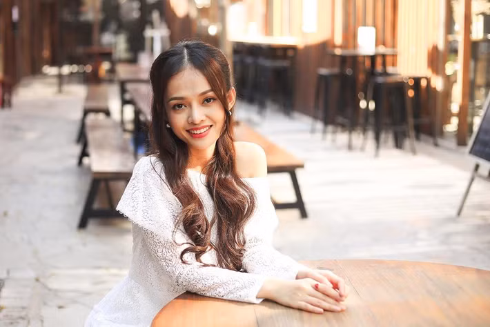 Bên cạnh việc phải nghiên cứu nội dung, kịch bản thật kĩ để tránh sai sót, Thanh Trúc 9X phải có mặt ở đài từ sớm để make up, trao đổi với ê kíp để kịp dẫn bản tin sáng.