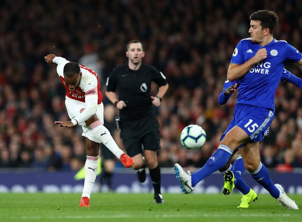 The Sun bất ngờ đưa tin Arsenal đã nhảy vào cuộc đua sở hữu Maguire. Đáng chú ý khi đề nghị của Pháo Thủ gửi đến Leicester được cho là chỉ ở mức 50 triệu bảng, thấp gần 1 nửa so với những gì The Foxes mong muốn và thậm chí kém 20 triệu bảng so với giá United vừa đặt.