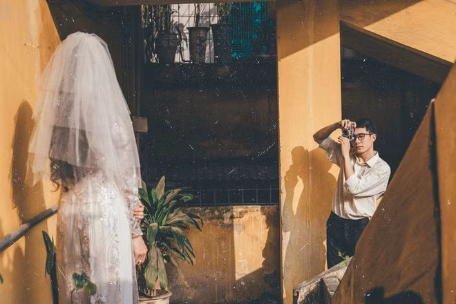 Bộ ảnh cũng thể hiện tinh thần họ đã cùng nhau vượt qua những khó khăn về vật chất thời sinh viên thì sau này chẳng còn sợ khó khăn nào xảy đến nữa cả...