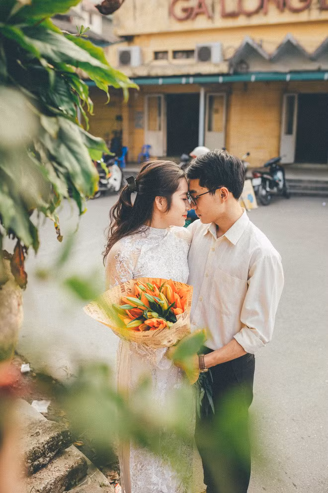 Nghĩ là làm nên Lâm đã về mượn trang phục cưới hồi xưa của bố mẹ để cho cả đôi mặc và nhờ những người bạn giúp mình chụp 1 bộ ảnh, vừa mang ý nghĩa tái hiện lại cuộc sống khó khăn thời kỳ sinh viên vừa lãng mạn và lắng đọng.