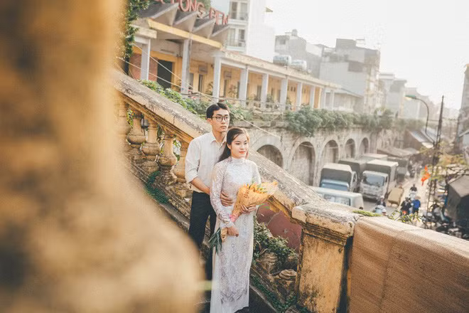 Dung nhớ lại: "Tôi nhớ có lần đòi chia tay với Lâm, đêm hôm đó anh ấy ra ngoài, in một xấp giấy với dòng chữ: "Dung à, cho anh xin lỗi", rồi dán giấy lên tường dọc khu chúng tôi trọ. Sáng hôm sau đi làm nhìn thấy, tôi vô cùng xúc động. Cả xóm biết việc ai cũng trêu và nói tôi có bạn trai tâm lý".