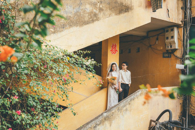 Một bộ ảnh cưới với tông màu cổ điển chụp tại khu tập thể cũ ở Hà Nội gần đây đã thu hút sự thích thú của nhiều người.