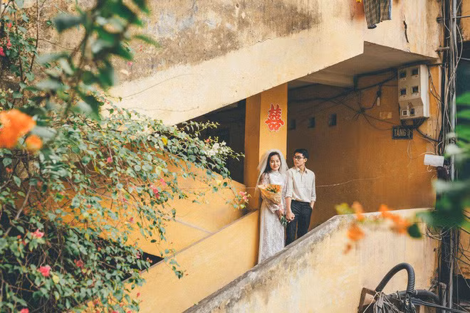 Một bộ ảnh cưới với tông màu cổ điển chụp tại khu tập thể cũ ở Hà Nội gần đây đã thu hút sự thích thú của nhiều người.
