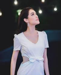 Grace cũng chuộng dùng các loại mỹ phẩm làm trắng da hoặc tắm bồn với sữa tươi hoặc hoa hồng để có làn da đều màu.