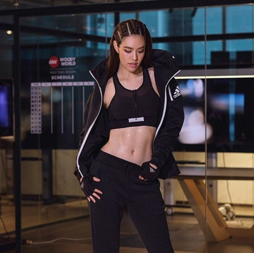 Đặc biệt, Grace rất tích cực tham gia các giải chạy đường phố, vừa cải thiện thể lực, vừa như một cách tạo dựng hình ảnh gần gũi với người hâm mộ.