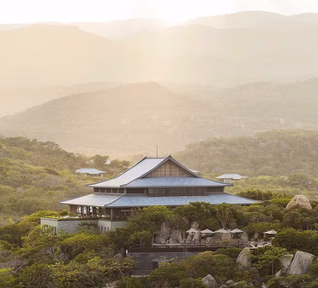 Nếu bạn có dịp đi tham quan vịnh Vĩnh Hy - Ninh Thuận, từ trên tàu, bạn sẽ thấy một khu resort sang chảnh, yên tĩnh nằm ở địa thế tuyệt đẹp trên đỉnh vách núi, nhìn ra khung cảnh thiên nhiên thơ mộng, nó có tên là Amanoi Ninh Thuận.