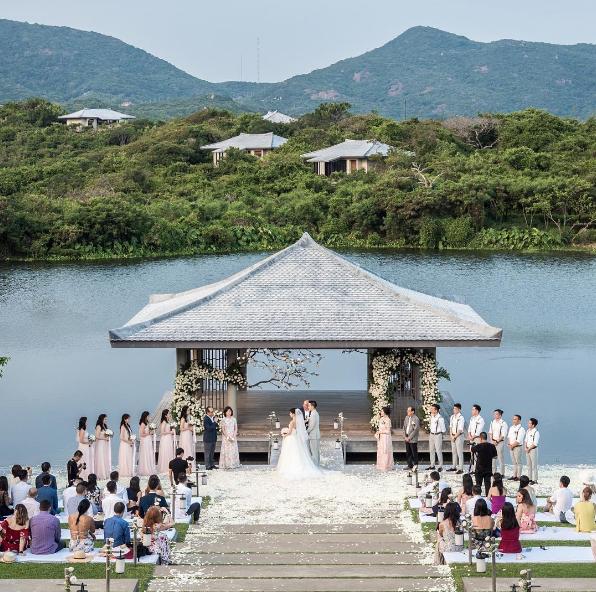 Nằm giữa không gian thiên nhiên lý tưởng như vậy, thật tuyệt vời khi được cùng gia đình, bạn bè, người yêu "chạy trốn" những mệt mỏi ở thành phố để về đây nghỉ dưỡng ở khu resort này.