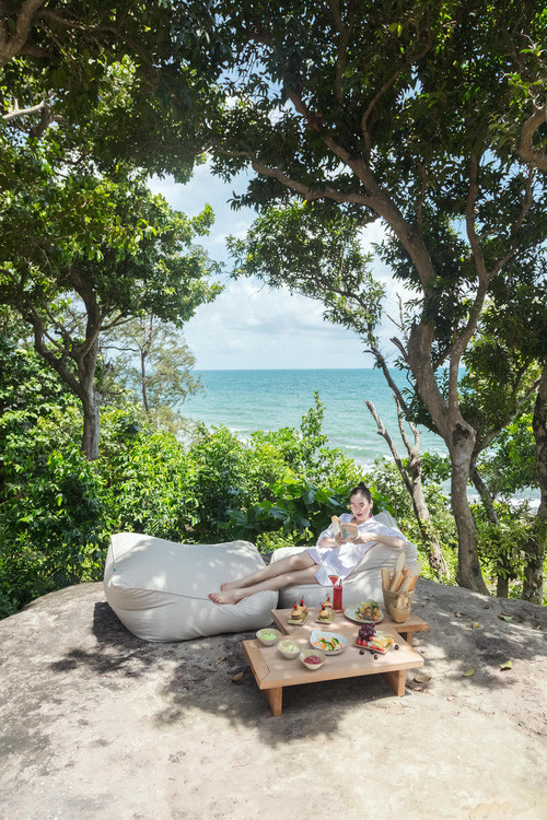 Đã thế, về dịch vụ và các khu vui chơi cao cấp thì "chất" khỏi phải nghĩ nhé. Nam Nghi Resort có Rock Sunset Island Bar – quầy bar sang trọng nằm trên một đảo đá riêng biệt cách bán đảo chính chỉ 5 phút đi thuyền có tầm nhìn 360 độ ra đại dương.