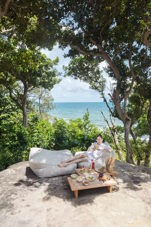 Đã thế, về dịch vụ và các khu vui chơi cao cấp thì "chất" khỏi phải nghĩ nhé. Nam Nghi Resort có Rock Sunset Island Bar – quầy bar sang trọng nằm trên một đảo đá riêng biệt cách bán đảo chính chỉ 5 phút đi thuyền có tầm nhìn 360 độ ra đại dương.