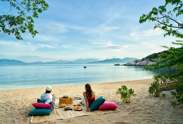 Mỗi biệt thự tại Six Senses Ninh Vân Bay đều có bể bơi riêng, không gian tắm trong nhà, ngoài trời. Ngoài việc thả mình trong làn nước mát lành, bạn có thể tham gia nhiều các hoạt động thú vị khác mà hoàn toàn miễn phí như tập thái cực quyền, chèo thuyền kayak, leo núi, lặn biển ngắm san hô, lướt ván…