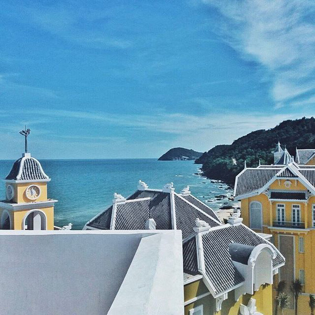 Cảm tưởng như bất cứ góc nào ở JW Marriot Phú Quốc cũng đẹp hoàn hảo vậy đó. Ánh sáng tự nhiên ngập tràn mọi nơi, tông màu trắng, màu xanh cổ vịt và màu vàng hoàng gia phủ khắp ngóc ngách. Bạn cứ xem MV Có em chờ của Min thì thấy, cực dễ chịu luôn. Tha hồ mà chụp ảnh sống ảo nhé, chỉ cần bấm nút thôi là có ảnh đẹp luôn rồi.