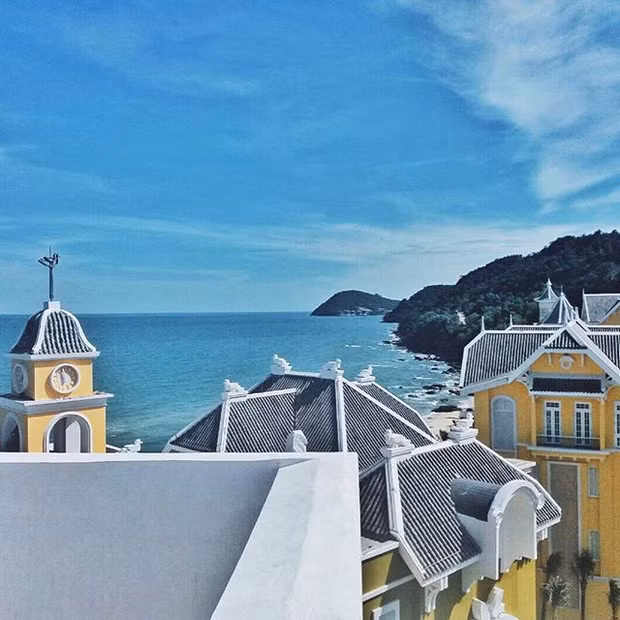 Cảm tưởng như bất cứ góc nào ở JW Marriot Phú Quốc cũng đẹp hoàn hảo vậy đó. Ánh sáng tự nhiên ngập tràn mọi nơi, tông màu trắng, màu xanh cổ vịt và màu vàng hoàng gia phủ khắp ngóc ngách. Bạn cứ xem MV Có em chờ của Min thì thấy, cực dễ chịu luôn. Tha hồ mà chụp ảnh sống ảo nhé, chỉ cần bấm nút thôi là có ảnh đẹp luôn rồi.