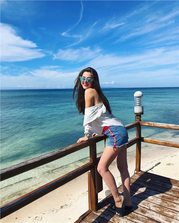 Trung Anh, người thực hiện bộ ảnh kể lại anh tình cờ gặp Olga khi cô nàng đang đi dạo bên ngoài hồ sen. Biết cô gái có ý định vào ngắm sen nhưng không mang theo tiền mặt nên nhiếp ảnh gia người Việt có lời mời cô vào chung và ngỏ ý chụp một bộ ảnh sen thì Olga gật đầu đồng ý.