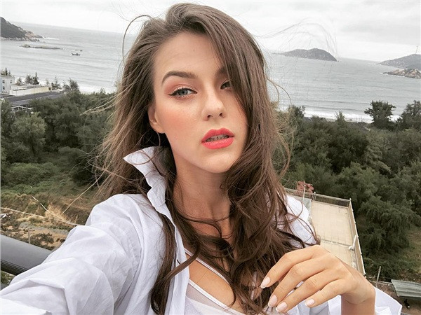 Theo chia sẻ của nhiếp ảnh gia Trung Anh, bộ ảnh mẫu Tây bên hồ sen là hoàn toàn ngẫu hứng, không có sự sắp đặt hay chuẩn bị trước, cả nhiếp ảnh gia và mẫu đều bất ngờ với thành quả sau một giờ đồng hồ bấm máy.