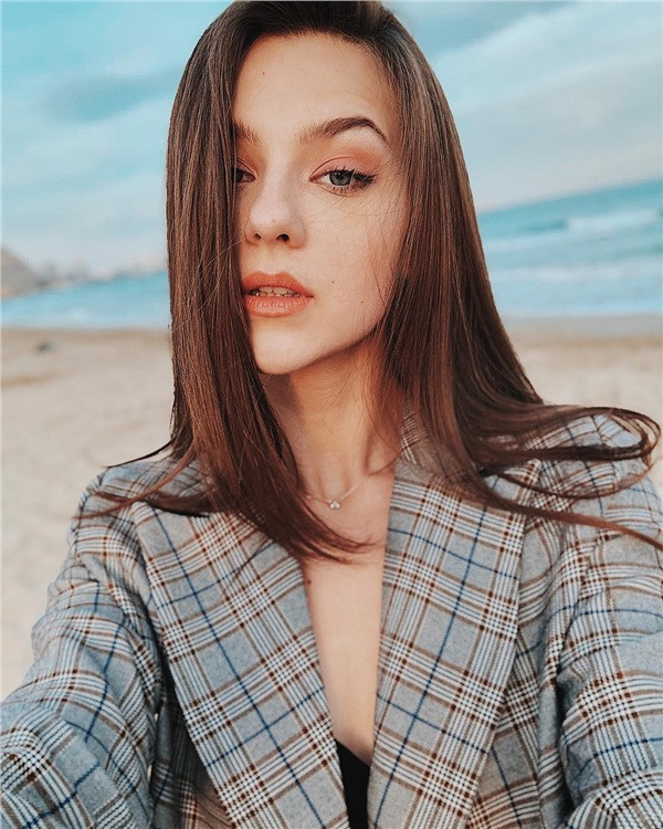 Sau khi bộ ảnh mẫu Tây bên hồ sen được đăng tải, đã có rất nhiều lời khen gửi đến Olga, không chỉ bởi thần thái mà còn sự nhẹ nhàng, nữ tính khi khoác lên mình những trang phục truyền thống của thiếu nữ Việt.