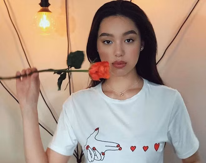 Bên cạnh đó, Diana khá thành công trong lĩnh vực thời trang khi sở hữu chiều cao lý tưởng 1,78 m cùng gương mặt đậm chất phương Tây.