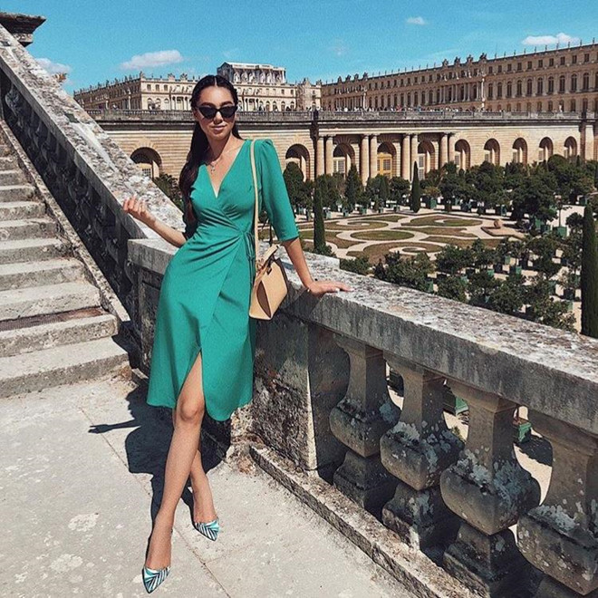 Không chỉ sở hữu thân hình nóng bỏng, bông hồng lai gốc Việt còn có gu ăn mặc sành điệu, thời thượng. Cô trung thành với những chiếc váy dài khoét ngực&#x8; sâu gợi cảm.