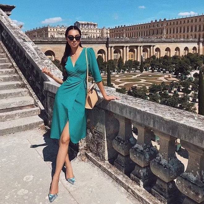 Không chỉ sở hữu thân hình nóng bỏng, bông hồng lai gốc Việt còn có gu ăn mặc sành điệu, thời thượng. Cô trung thành với những chiếc váy dài khoét ngực sâu gợi cảm.