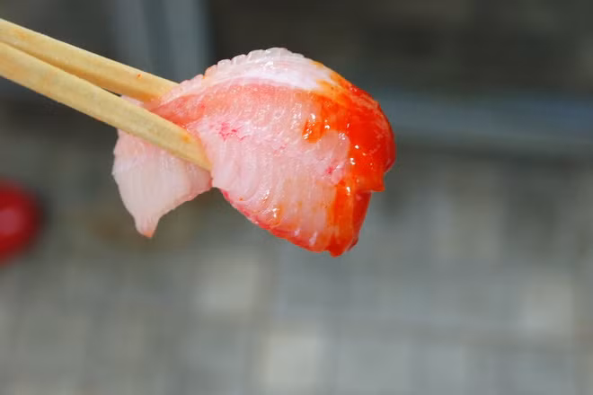 Hàn Quốc nổi tiếng với rất nhiều món ăn đa dạng, bắt mắt, nhưng có một món ăn lại thách thức nhiều tín đồ ăn uống khi tới đây, đó chính là Hongeo. Món này được làm từ cá đuối lên men, sau đó thái mỏng và ăn sống.