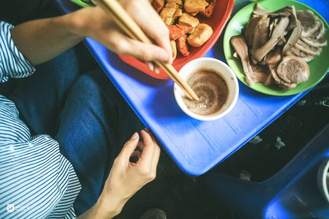 Mắm tôm cũng có một mùi hương rất "nặng đô" với khứu giác của nhiều người. Do loại gia vị này được chế biến từ tôm để lên men. Chỉ một đầu đũa chấm vào mắm tôm cũng dễ khiến bạn choáng váng vì mùi hương khá nồng của nó.