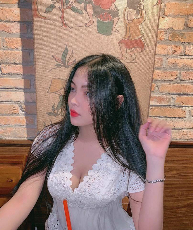 Nữ sinh 10X Sài thành được dân mạng chú ý có tên đầy đủ là Trần Hải Nhi - nữ sinh lớp 12 trường THPT Bình Hưng Hòa, TP HCM. Cô nàng này sở hữu gương mặt đẹp và đặc biệt đó là chiều cao 1m71 cùng số đo 3 vòng 91-64-96.