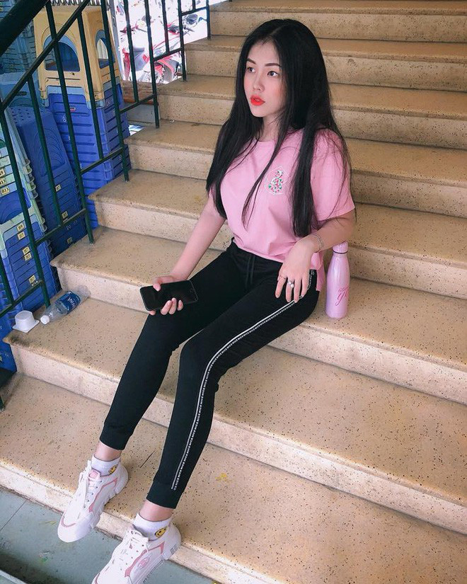 Kết quả học tập của Nhi cũng phần nào chứng minh được rằng suy nghĩ của số đông chưa chắc đã đúng. Bởi, phong cách ăn mặc trưởng thành không đồng nghĩa với hư hỏng.