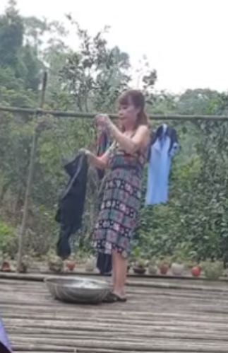 Còn trong 1 đoạn livestream khác, cô dâu Thu Sao cũng xuất hiện với thân hình bình thường. Khi một cư dân mạng thắc mắc: "Chị Sao ơi không phải là chị có bầu rồi sao lại không thấy?", người phụ nữ này trả lời: "Diễn thôi em ơi".