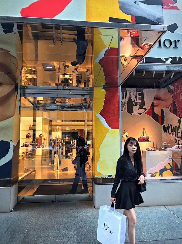 Cẩm Tú vừa tốt nghiệp thạc sĩ chuyên ngành Truyền thông và Công nghệ thông tin ở Mỹ. Trước đó, cô cũng xuất sắc tốt nghiệp ngành Đạo diễn truyền hình của Trường Sân khấu điện ảnh Hà Nội.