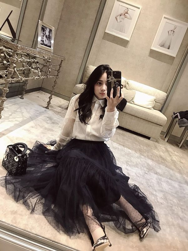 Được biết, Cẩm Tú sinh ra trong một gia đình có điều kiện, được ba mẹ cưng chiều hết mực. Nhưng khi được gọi là Rich Kid trên mạng xã hội, Cẩm Tú cho biết bản thân cảm thấy khá ngại.