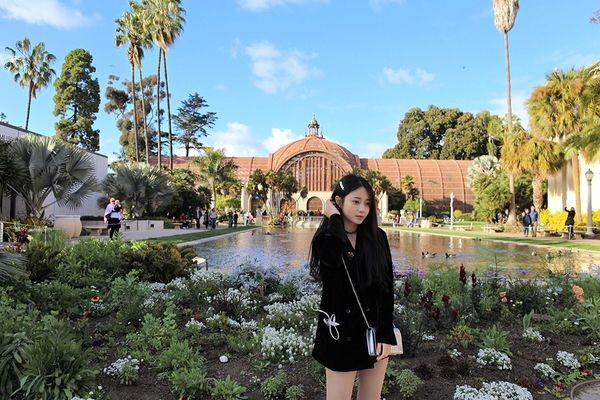 Được biết, Cẩm Tú và Anh Quang quen nhau qua online. Lần đầu tiên cặp đôi gặp mặt nhau là ngày họ về Hà Nội nghỉ hè.