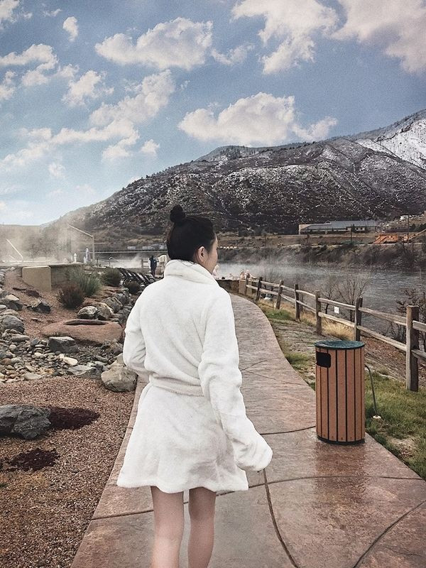 Khác với những bạn nữ cùng lứa, Cẩm Tú theo đuổi chuyên ngành Đạo diễn - một ngành dường như chỉ dành cho phái mạnh. Từ nhỏ, cô đã nhận thấy bản thân có một tâm hồn khá nghệ sỹ. Lên cấp 3, cô dự định sẽ theo chuyên ngành Thiết kế thời trang.