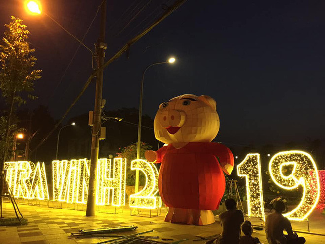 Từ những biểu cảm khó hiểu của mình, linh vật Tết 2019 đã trở thành chủ đề được dân mạng bàn tán xôn xao những ngày vừa qua.