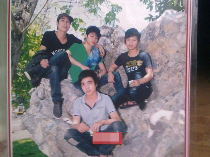 Theo trích xuất lý lịch của giang hồ mạng Khá Bảnh, sau khi học hết lớp 7, Khá xin nghỉ học vì gia đình không có điều kiện.