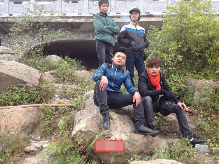 Tuy nhiên, từ sau khi nghỉ học, Khá ở nhà chơi bời, lêu lổng rồi giao du với nhiều thành phần xấu trong xã hội nên ngày càng thay đổi, biến chất.