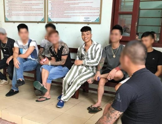 Đầu năm 2011, do tội đánh người và cố ý gây thương tích mà Khá Bảnh bị bắt vào trại giáo dưỡng số 2 tại Yên Mô, Ninh Bình - cơ sở giáo dưỡng thuộc Bộ Công An dành cho thanh niên phạm tội khi chưa đủ tuổi vị thành niên. Năm đó Khá Bảnh chỉ mới 17 tuổi. Khá Bảnh cải tạo ở đây 2 năm. Đến tháng 12 - 2012, Khá Bảnh ra tù, sớm hơn dự kiến đến 3 tháng.