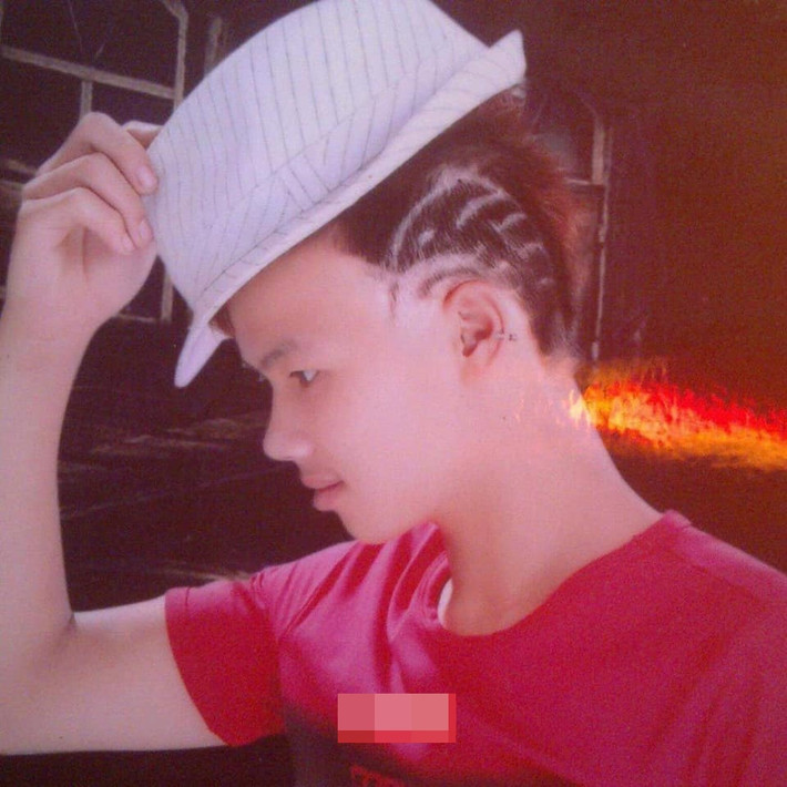 Mới đây, những bức ảnh từ thời còn là mới nghỉ học của hiện tượng mạng Khá Bảnh đã được dân mạng đăng tải. Có thể thấy, ngay từ nhỏ nhân vật này đã tỏ ra ngông cuồng qua các kiểu tóc chơi trội của mình.