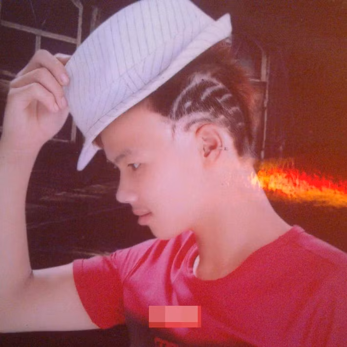 Mới đây, những bức ảnh từ thời còn là mới nghỉ học của hiện tượng mạng Khá Bảnh đã được dân mạng đăng tải. Có thể thấy, ngay từ nhỏ nhân vật này đã tỏ ra ngông cuồng qua các kiểu tóc chơi trội của mình.