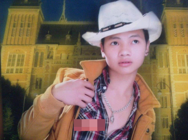 Sau khi thông tin Ngô Bá Khá (tức Khá Bảnh) hiện tượng giang hồ mạng bị bắt ngày 1/4 vừa qua, CĐM rất quan tâm đến đời tư của nhân vật này. Sau cô người yêu xinh đẹp bị soi mói, đến những bức ảnh thời còn trẻ của Khá cũng được dân mạng "đào mộ".