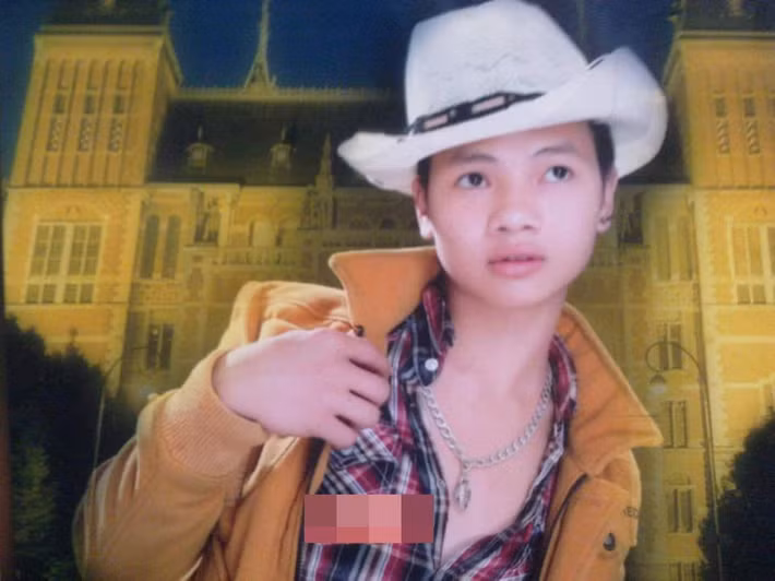 Sau khi thông tin Ngô Bá Khá (tức Khá Bảnh) hiện tượng giang hồ mạng bị bắt ngày 1/4 vừa qua, CĐM rất quan tâm đến đời tư của nhân vật này. Sau cô người yêu xinh đẹp bị soi mói, đến những bức ảnh thời còn trẻ của Khá cũng được dân mạng "đào mộ".