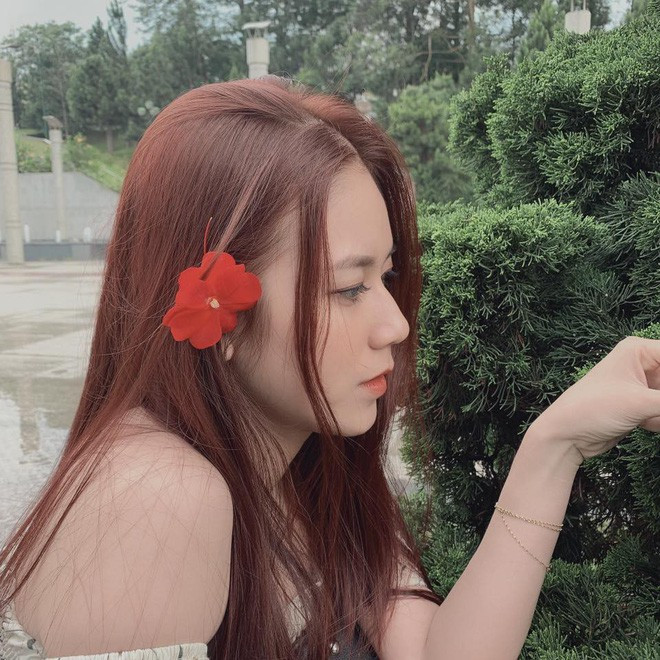 Thiên Di sinh năm 1999, đến từ tỉnh Tây Ninh. Đã từng có khoảng thời gian khi còn học cấp 2, Thiên Di là một nữ sinh đen nhẻm, gầy ơi là gầy. Tóc tai cô nhóc khi ấy cũng để đen tự nhiên, tóc mái bằng thì dày cộp.