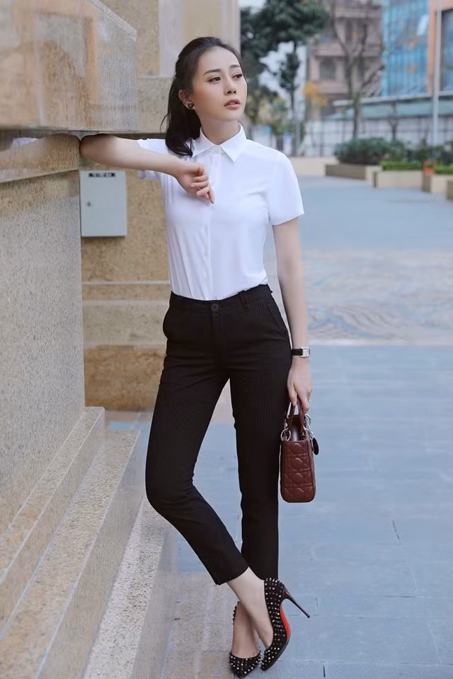 Với Phương Oanh, ngoài khả năng diễn xuất chuyên nghiệp, cô còn nổi tiếng là mỹ nhân xinh đẹp, gợi cảm đất Bắc. Độ gợi cảm của Phương Oanh đã được bảo chứng từ khi được công chúng biết tới nhiều sau vai chính trong phim "Quỳnh búp bê" và cả trên trang cá nhân của mình.