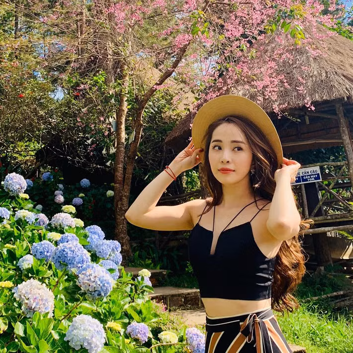 Trên trang cá nhân của mình, Quỳnh Nga không ngần ngại khoe đường cong nóng bỏng trong những bộ bikini đầy quyến rũ.