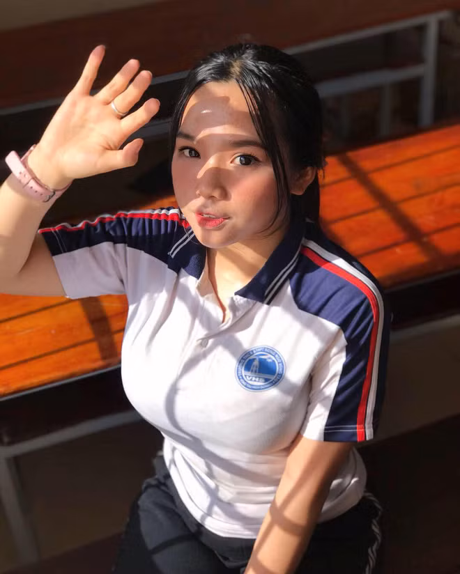 Thanh Trúc chia sẻ: "Người ta nói gì mình cũng mặc kệ. Mình không buồn, chẳng có gì phải buồn hết. Ngược lại, mình còn thấy vui vì mình đẹp nên người ta mới ganh tỵ và nói ra những lời như vậy".