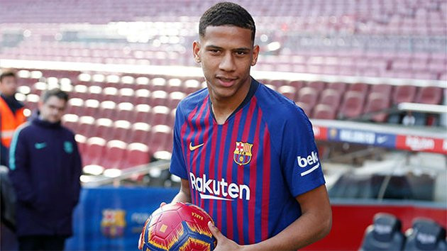 AC Milan đã quay sang hỏi Jean-Clair Todibo, sao mai 19 tuổi vừa được Barcelona đưa về từ CLB Toulouse với giá chỉ vỏn vẹn 1 triệu euro vào tháng 1/2019. Ở La Liga mùa trước, cầu thủ người Pháp chỉ có 2 lần ra sân, do đó đội chủ sân Camp Nou sẵn sàng gửi anh đi "du học" để tích lũy kinh nghiệm.