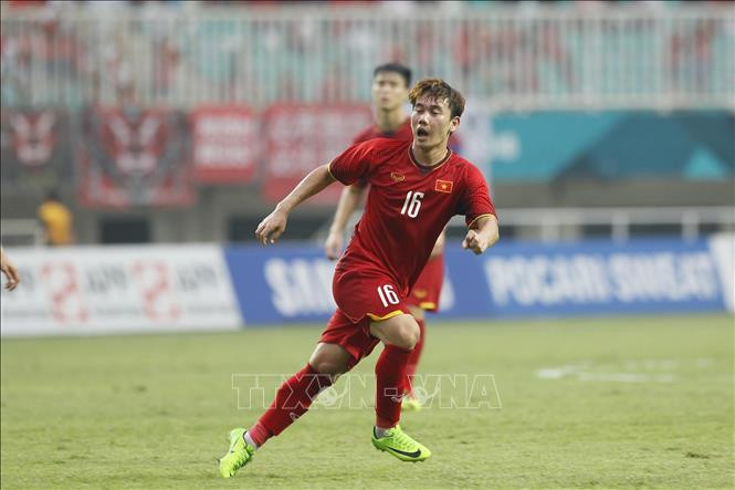 Pha sút phạt của Minh Vương đã khiến thủ môn từng thi đấu tại World Cup của Hàn Quốc phải vào lưới nhặt bóng. Dù đã bay người hết cỡ nhưng thủ thành này cũng chỉ tô điểm cho bàn thắng của cầu thủ này thêm đpẹ.