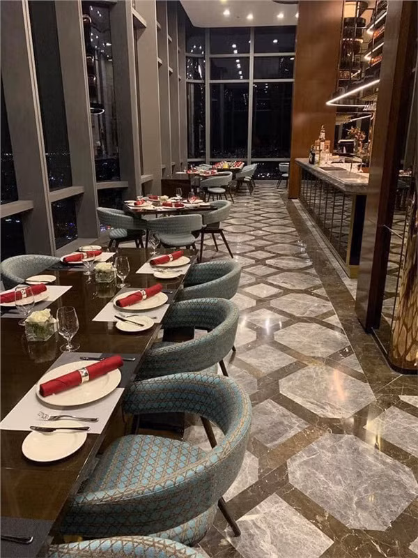 Sở dĩ được bán bát phở giá cao này được phục vụ tại nhà hàng cao nhất Việt Nam kèm theo đó là khung cảnh hữu tình, lãng mạn với hướng nhìn bao quát gần như cả thành phố bên dưới.