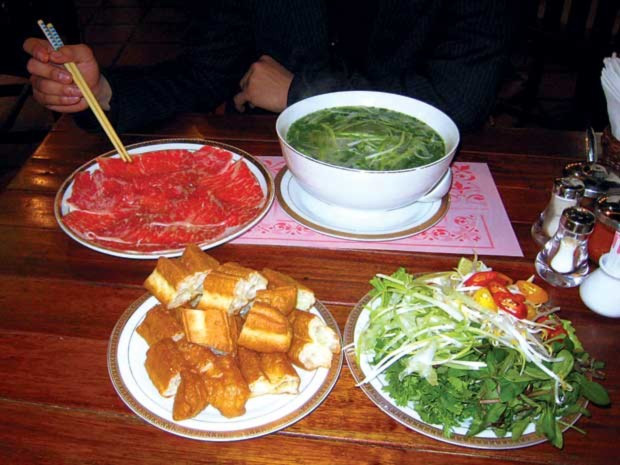 Sở dĩ phở tại nhà hàng này được bán với mức giá cao đến vậy là bởi thịt bò được sử dụng là loại bò Kobe trứ danh tại xứ sở mặt trời mọc. Ở Việt Nam, bò Kobe được bán với giá khoảng 4 triệu đồng/kg.