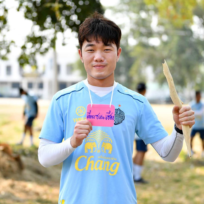 Các cầu thủ được di chuyển bằng xe ba gác thoải mái, họ không phải đội mũ bảo hiểm như tại Việt Nam.