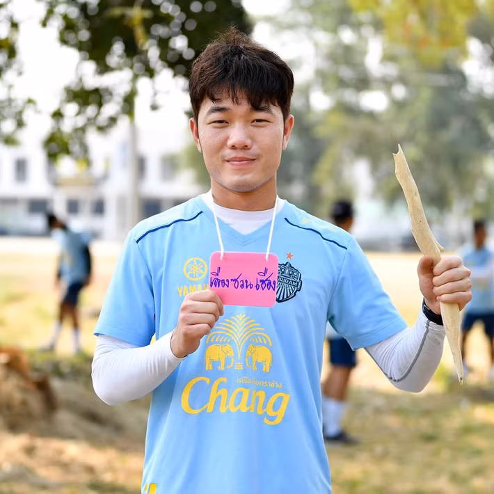 Các cầu thủ được di chuyển bằng xe ba gác thoải mái, họ không phải đội mũ bảo hiểm như tại Việt Nam.